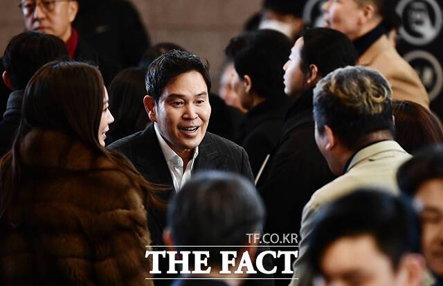 정용진 부회장이 지인들과 인사를 나누고 있다. /박헌우 기자