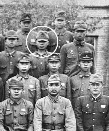 셋째 줄 오른쪽 끝에서 둘째, 모자를 눌러쓴 소년병이 열네 살 시미즈다. /나가노=성호철 특파원