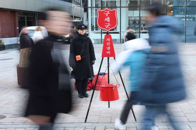 서울 명동 거리에서 구세군이 자선냄비 모금 활동을 하고 있다. /연합뉴스