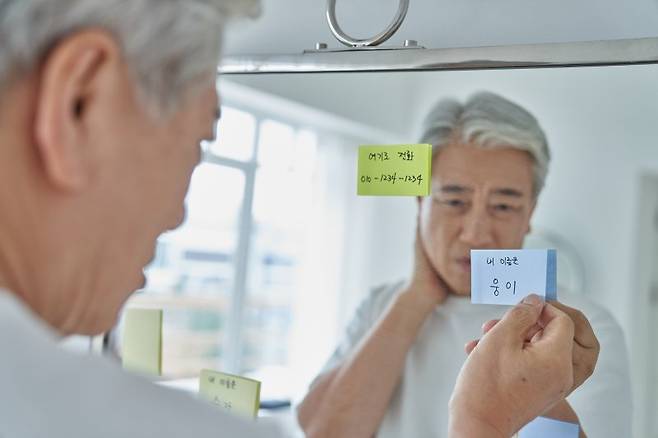 [서울=뉴시스]코로나19가 일상이된 후 맞이하는 첫 연말연시 모임이 많아지면 평소보다 술을 마실 기회가 늘어난다. 이른바 '필름이 끊긴다'고 표현되는 블랙아웃(black-out) 현상은 '알코올성 치매'의 위험신호여서 주의해야 한다. (사진= 게티이미지뱅크 제공) 2023.12.21. photo@newsis.com. /사진=뉴시스