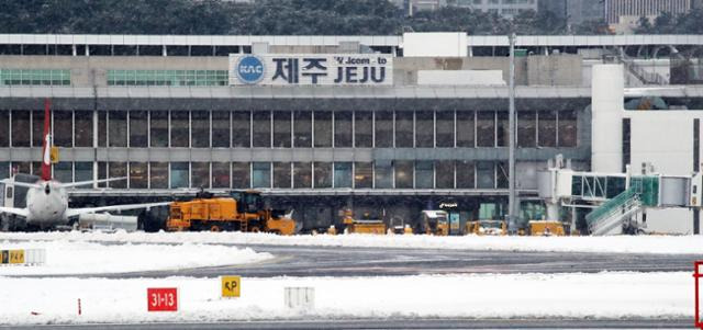 제주국제공항 항공기 운항이 활주로 폐쇄 8시간 만에 재개된 22일 오후 제주공항에서 제설작업이 이뤄지고 있다. 뉴스1