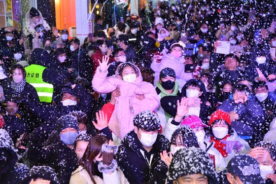 성남동 눈꽃축제에서 방문객들이 즐거운 시간을 보내고 있다. 사진은 지난해 연말 축제 때 모습. 사진 울산 중구청