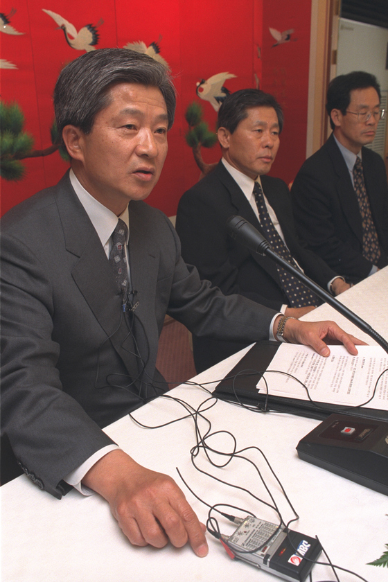 1999년 5월 20일 현대와 LG 그룹 ‘반도체 빅딜’ 계약 후 김영환 현대전자 사장이 기자회견을 갖고 통합회사의 청사진을 밝히고 있다. LG 측은 이날 기자회견에 참석하지 않았다. [중앙포토]
