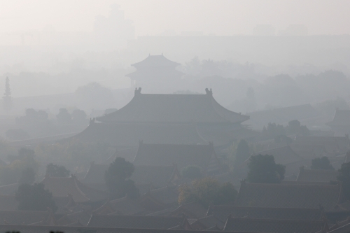 짙은 스모그에 덮여 뿌옇게 보이는 중국 베이징 자금성 모습.  연합뉴스