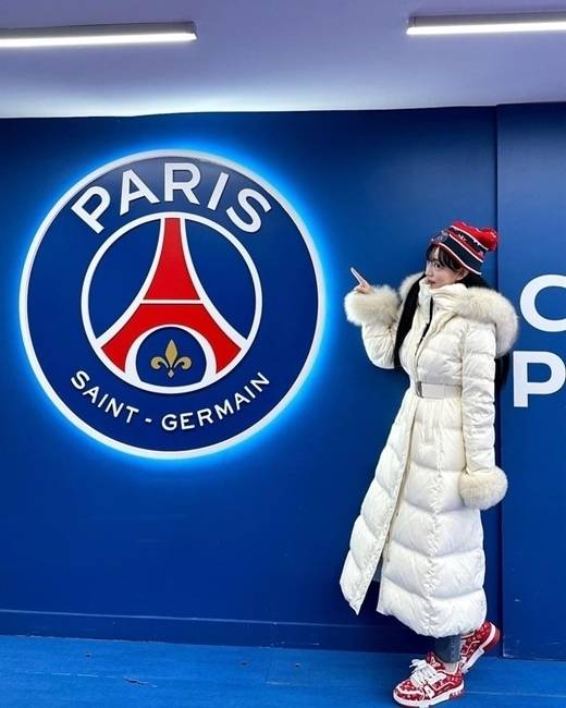 곽민선 아나운서가 공개한 파리 생제르맹 FC 앰블럼 앞에서 찍은 사진 / 곽민선 아나운서