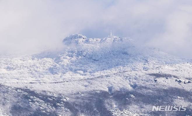 [광주=뉴시스] 이영주 기자 = 광주지역에 내려진 대설특보가 해제된 22일 오후 광주 동구에서 바라본 무등산국립공원 정상부가 구름 사이로 모습을 드러내고 있다. 2023.12.22. leeyj2578@newsis.com