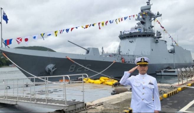 신형 천안함의&nbsp;취역이 임박한 올해 5월 통신 부사관이자 천안함 승조원인&nbsp;류지욱 중사가 함정 앞에서 거수경례를 하고 있다. 류 중사는 2010년 3월26일 천안함 폭침 당시 생존한 장병들 중 한 명이다. 해군 제공