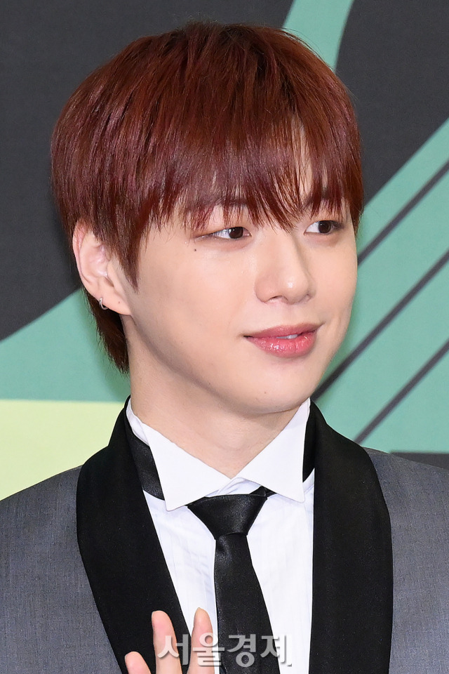 가수 강다니엘이 23일 오후 서울 영등포구 KBS 신관에서 진행된 ‘2023 KBS 연예대상’ 레드카펫에서 포즈를 취하고 있다. 김규빈 기자