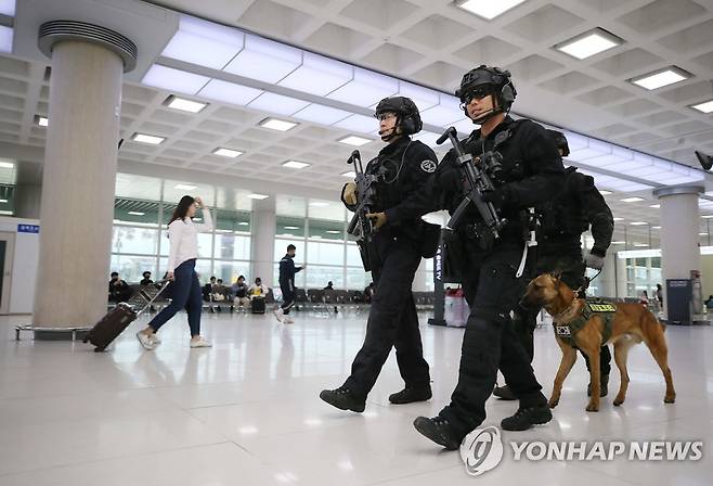 경찰특공대, 제주공항 순찰 활동 [연합뉴스 자료 사진]