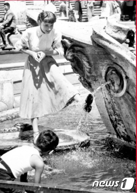영화 '로마의 휴일'에서 오드리 헵번이 트레비 분수에서 장난치는 모습. ⓒ 뉴스1 DB