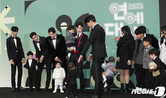 제이쓴··준범 부자와 김준호·은우 부자 등이 23일 오후 서울시 영등포구 여의도 KBS 신관 웨딩홀에서 열린 '2023 KBS 연예대상' 레드카펫 행사에서 참석해 포토타임을 갖고 있다. ⓒ News1 권현진 기자