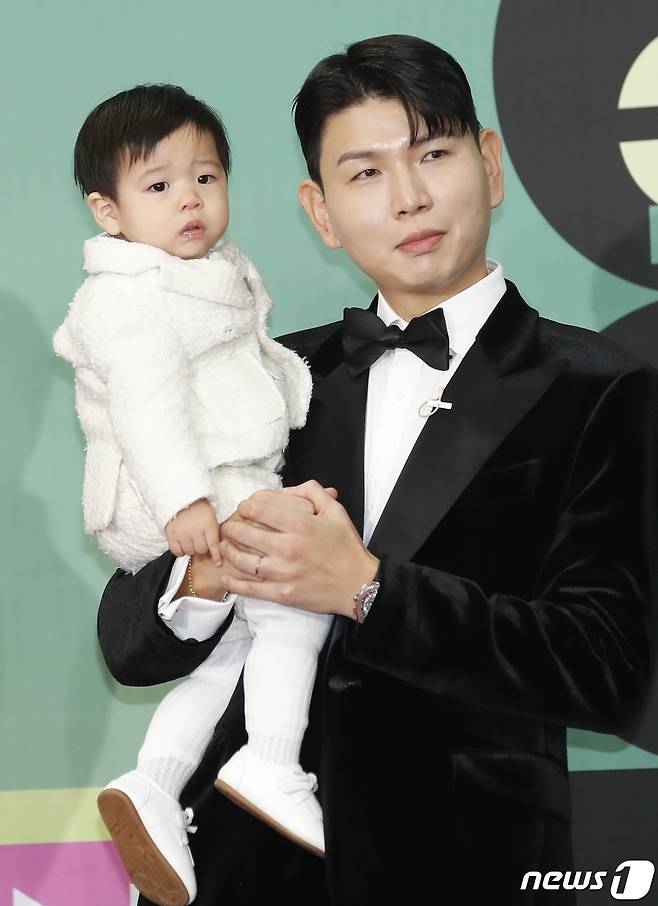제이쓴 준범 부자가 23일 오후 서울시 영등포구 여의도 KBS 신관 웨딩홀에서 열린 '2023 KBS 연예대상' 레드카펫 행사에서 포즈를 취하고 있다. ⓒ News1 권현진 기자