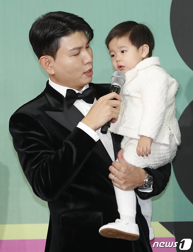 제이쓴의 아들 준범이 23일 오후 서울시 영등포구 여의도 KBS 신관 웨딩홀에서 열린 '2023 KBS 연예대상' 레드카펫 행사에서 눈빛으로 소감을 전하고 있다. ⓒ News1 권현진 기자