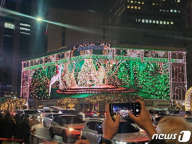 24일 서울 중구 신세계백화점 본점 건물 외벽 미디어파사드/뉴스1 ⓒ News1 장성희 기자