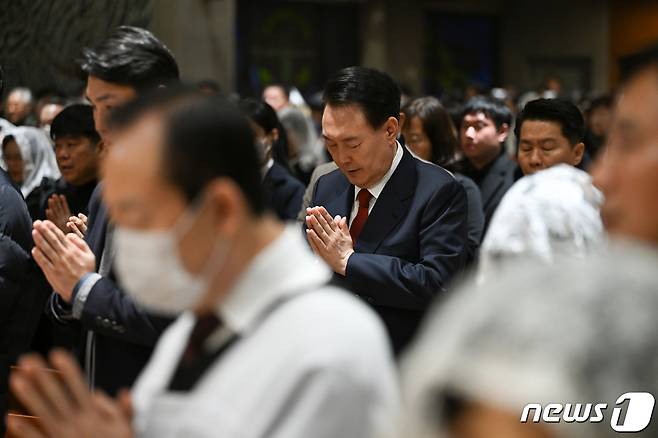 윤석열 대통령이 24일 오후 서울 종로구 혜화동 성당에서 열린 '주님 성탄 대축일 미사'에 참석해 두 손을 모으고 있다. (대통령실 제공) 2023.12.24/뉴스1 ⓒ News1 안은나 기자