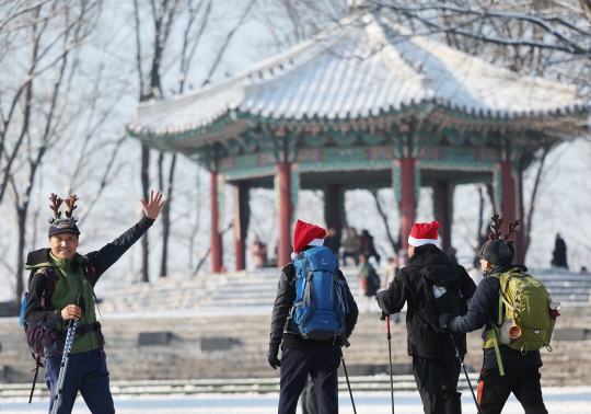 24일 오전 남산에서 등산객들이 눈 구경을 하고 있다. 연합뉴스