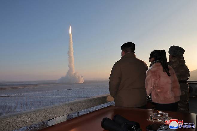 김정은 북한 국무위원장이 참관한 가운데 고체연료 대륙간탄도미사일(ICBM) 화성-18형 발사훈련을 단행했다고 조선중앙통신이 지난 19일 보도했다. 조선중앙통신 연합뉴스