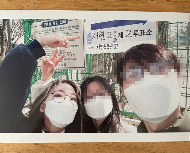'서현역 흉기난동' 사건 사망자인 김혜빈(20·왼쪽)씨와 부모가 함께 찍은 사진. 김씨의 어머니는 "하나뿐이던 딸이 사라지니 모든 걸 잃은 기분"이라며 "말로 표현할 수 없이 가슴이 아프다"고 했다. 유족 제공