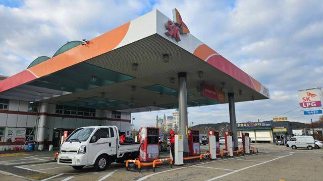 13일 경기 의정부시 한 LPG 충전소에서 충전 중인 기아 봉고3 LPG 차량. 김형준 기자