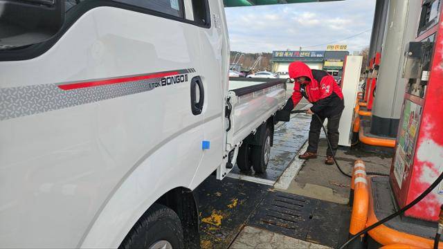 13일 경기 의정부시 한 LPG 충전소에서 충전 중인 기아 봉고3 LPG 차량. 김형준 기자