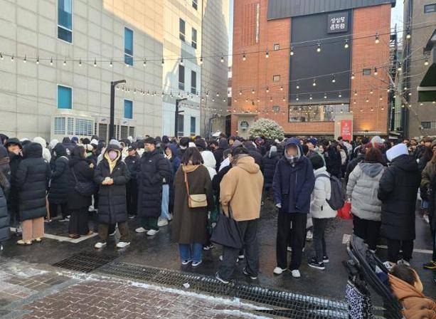 24일 대전 은행동 성심당 케익부띠끄에서 케이크 딸기시루를 구매하기 위해 기다리는 대기 행렬의 출발점. 대기 인원은 약 700~800명, 대기 시간은 최소 두 시간 이상이었다. 대전=박경담 기자