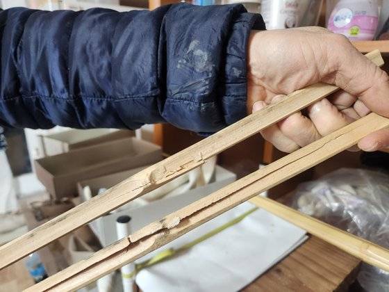 검도에 사용되는 죽도는 내구성이 약해 쉽게 부러진다. 신용만 사범이 부러진 죽도를 살펴보고 있다. 김정석 기자