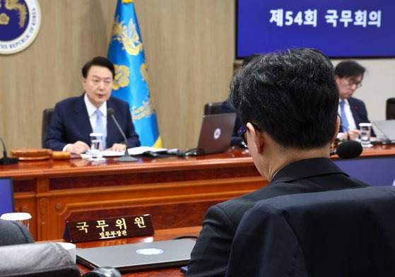 지난 19일 한동훈 당시 법무부 장관이 대통령실 청사에서 열린 국무회의에서 윤석열 대통령의 발언을 경청하고 있다. 대통령실통신사진기자단