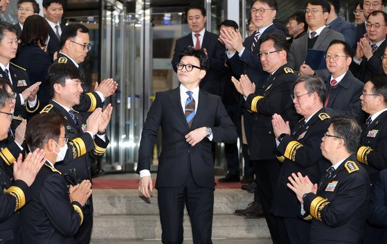 한동훈 전 법무부 장관이 지난 21일 오후 경기도 과천시 정부과천청사에서 열린 이임식을 마치고 직원들 박수를 받으며 법무부 청사를 나서고 있다. 뉴스1