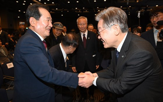 더불어민주당 이재명 대표가 8일 서울 여의도 중소기업중앙회에서 열린 '김대중 탄생 100주년 기념사업 추진위원회 출범식 및 후원의 날' 행사장에서 정세균 전 국회의장을 비롯한 민주당 원로인사들과 인사를 나누고 있다. 연합뉴스