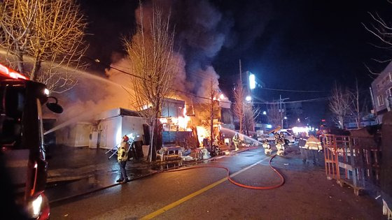 24일 오후 6시 55분쯤 울산 남구 삼산동 한 잡화점에서 화재가 나 소방당국이 진화에 나섰다. 사진 울산소방