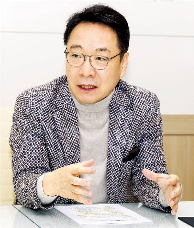 김헌영 강원대 총장은 24일 한국경제신문과의 인터뷰에서 “대학 전체 예산이 경기교육청 예산보다 적다”며 지방교육재정교부금 개혁이 필요하다고 주장했다.  강원대 제공