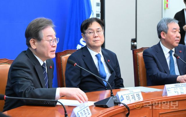 이관섭(가운데) 대통령실 정책실장이 지난 14일 서울 여의도 국회 더불어민주당 당대표실을 찾아 발언하는 이재명 민주당 대표를 바라보고 있다. 이병주 기자