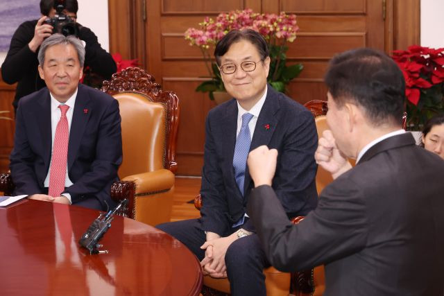 22일 국회를 방문한 대통령실 한오섭 정무수석(왼쪽부터)과 이관섭 정책실장이 김진표 국회의장과 인사말을 나누고 있다. 연합뉴스