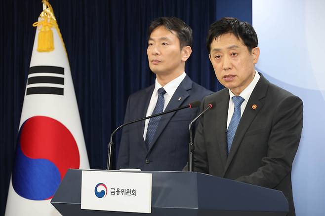 김주현 금융위원장과 이복현 금융감독원장. /사진=이충우 기자