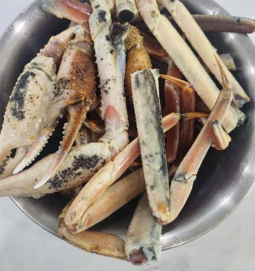 노량진 수산시장의 한 상인이 고등학생을 상대로 썩은 대게 다리를 판 것이 알려져 논란이다. /사진= 네이트판 캡처(뉴스1)