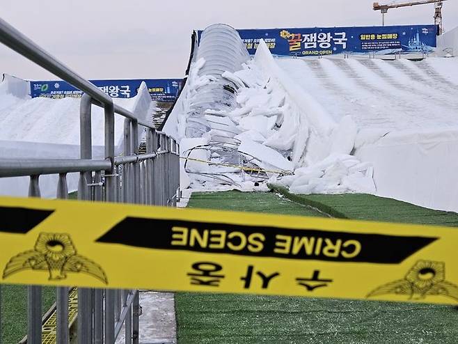 [청주=뉴시스] 조성현 기자 = 24일 무너져 내린 충북 청주시 지북동 눈썰매장 보행통로. 이날 사고로 눈썰매장 이용객 3명이 중경상을 입었다. 2023.12.24. jsh0128@newsis.com