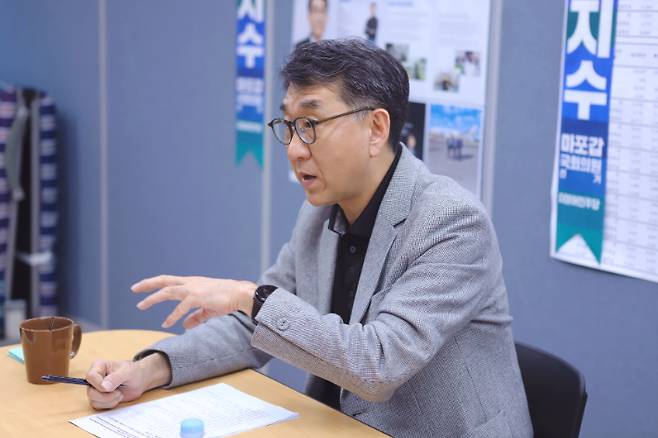 14일 서울 마포갑 지역 사무실에서 인터뷰 중인 이지수 민주당 예비 후보자. 사무실 제공