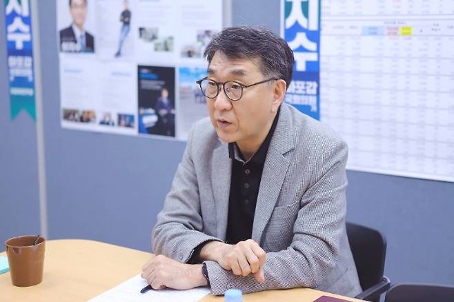 14일 서울 마포갑 지역 사무실에서 인터뷰 중인 이지수 민주당 예비 후보자. 사무실 제공