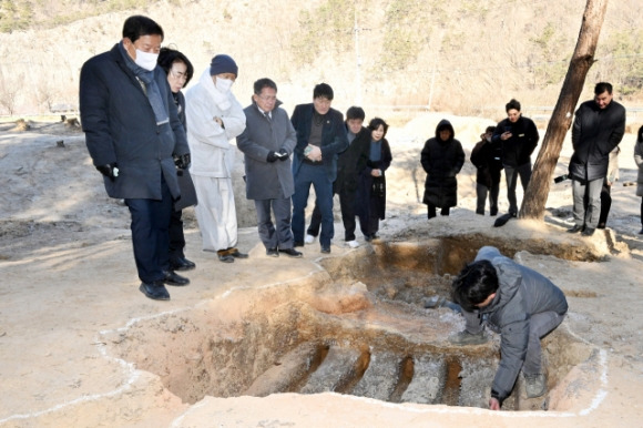 대구 군위군 삼국유사면 인각사지에서 조사 발굴된 통일신라시대 기와가마터를 김진열(왼쪽 네번째) 군위군수와 박수현(다섯번째) 군의회 의장, 군의원이 현장을 확인하고 있다. 군위군 제공