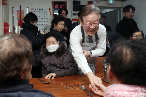 이재명 더불어민주당 대표가 21일 오전 서울 영등포구 구립 큰숲 경로당에서 어르신들에게 인사하고 있다. 이 대표는 어르신들과의 식사 자리를 마친 후 주5일 점심 제공 정책 간담회에 참석했다.2023.12.21 안주영 전문기자