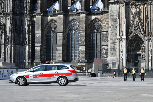경찰차가 독일 쾰른 대성당 인근을 순찰하고 있다. 쾰른=연합뉴스