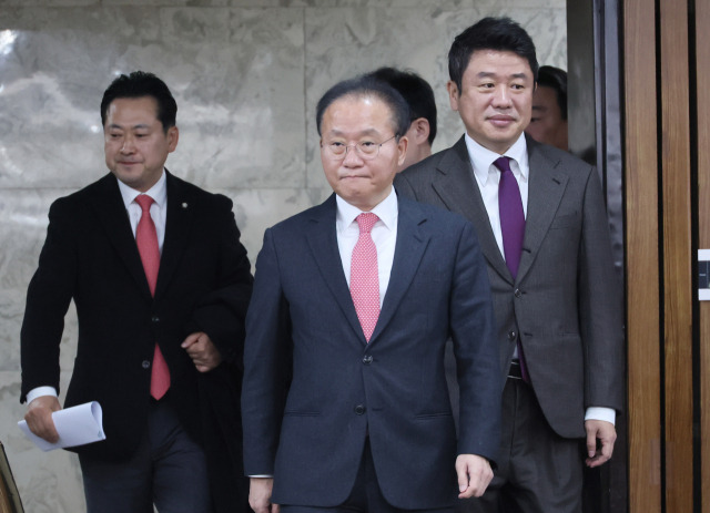 윤재옥 국민의힘 원내대표 겸 당 대표 권한대행이 22일 국회에서 열린 원내대책회의에 참석하고 있다. 연합뉴스