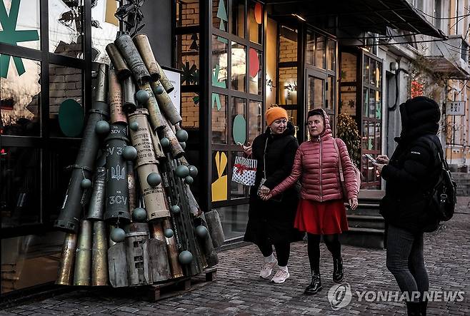 포탄피로 만든 키이우의 크리스마스 트리 [EPA 연합뉴스 자료사진 재판매 및 DB 금지]