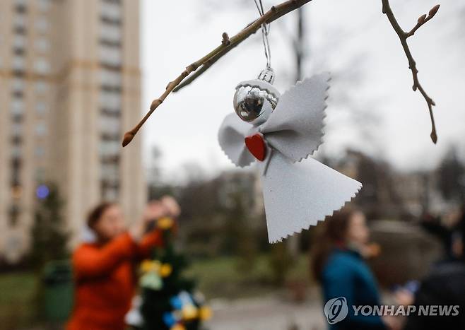 2013년 마이단 혁명과 2022년 전쟁 희생자를 상징하는 크리스마스 트리 장식 [EPA 연합뉴스 자료사진 재판매 및 DB 금지]