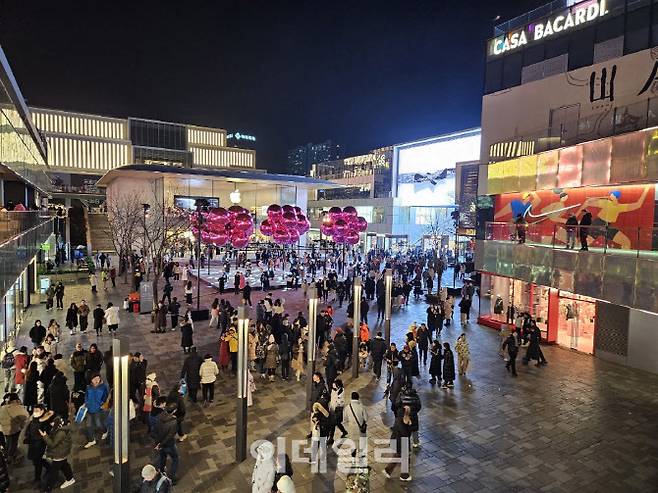 크리스마스 이브였던 지난 24일 중국 베이징 싼리툰 일대 전경. 방문객들로 붐볐지만 주변에서 트리나 산타 같은 크리스마스 장식을 거의 찾아볼 수 없었다. (사진=이데일리 이명철 특파원)