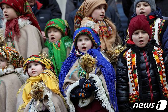 성탄절을 하루 앞둔 24일(현지시간) 우크라이나 서부 도시 리비우에서 열린 성탄 전야제에 참석한 어린이들이 우크라이나 전통 의상을 입은 상태로 노래를 부르고 있다. 2023.12.24. ⓒ 로이터=뉴스1 ⓒ News1 김성식 기자