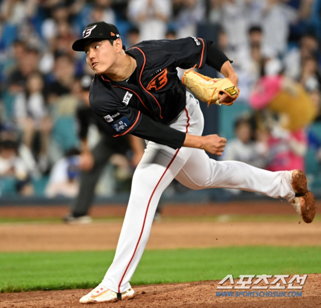 문동주의 역동적인 투구 모습. 허상욱 기자 wook@sportschosun.com