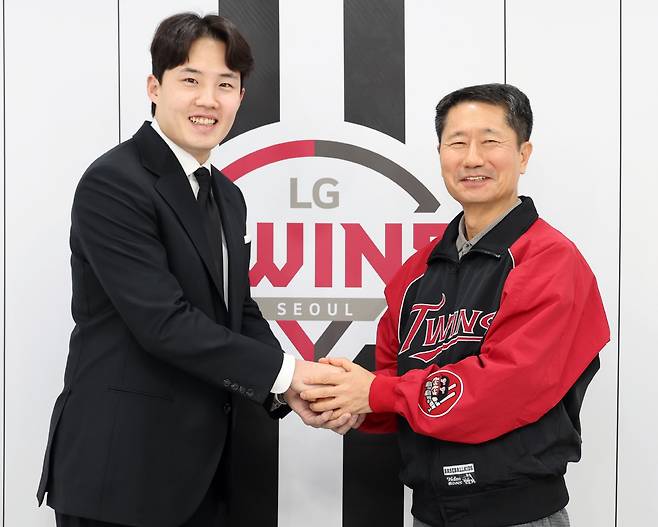 FA 임찬규와 김인석 사장. 사진제공=LG 트윈스