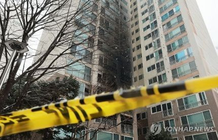 연휴 마지막 날이자 성탄절인 25일 새벽 서울 도봉구의 한 고층 아파트에서 불이 나 2명이 숨지고 29명이 다쳤다. 사진은 이날 사고 현장의 모습.ⓒ연합뉴스