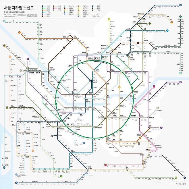 서울시가 25일 최종 디자인을 공개한 서울 지하철 노선도. 대각선과 직선만 활용해 읽기 쉽도록 한 8선형 디자인에 더해 원형 2호선 라인을 중심에 배치한 것이 특징이다. 서울시 제공